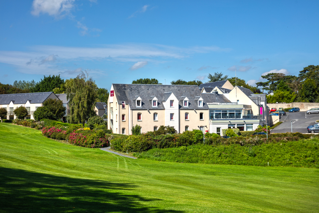 The Club Room Mercure Omaha Beach Hotel